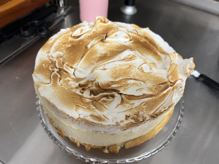 Gâteau meringué présenté sur un support.