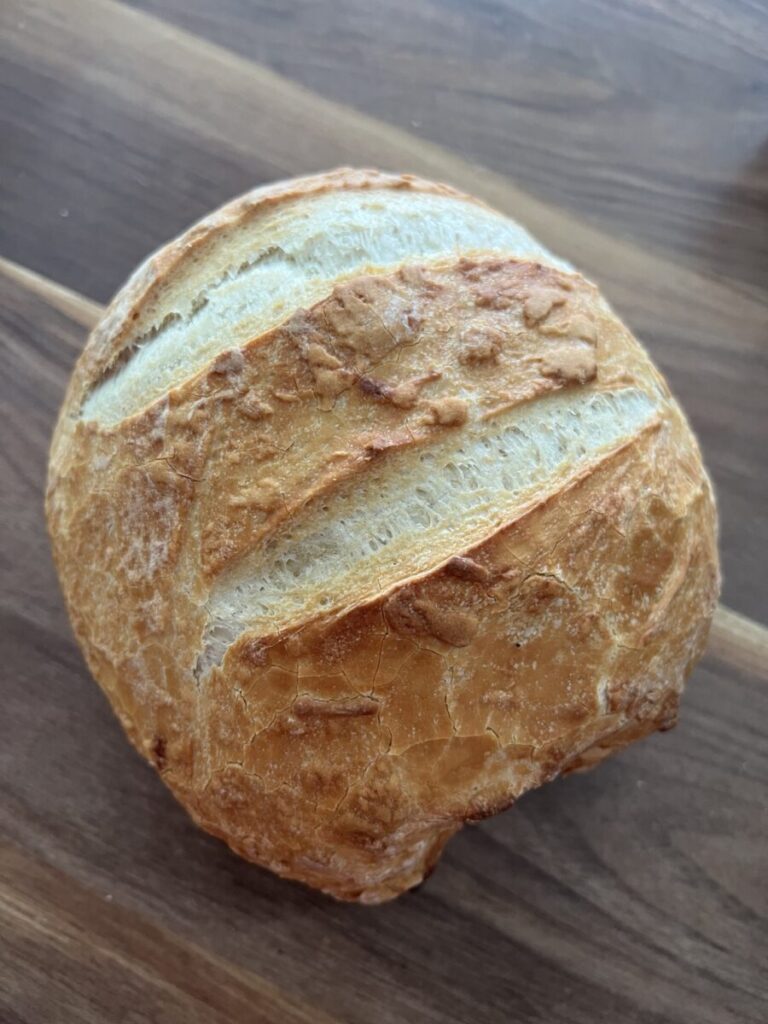 Pain présenté sur une planche en bois.