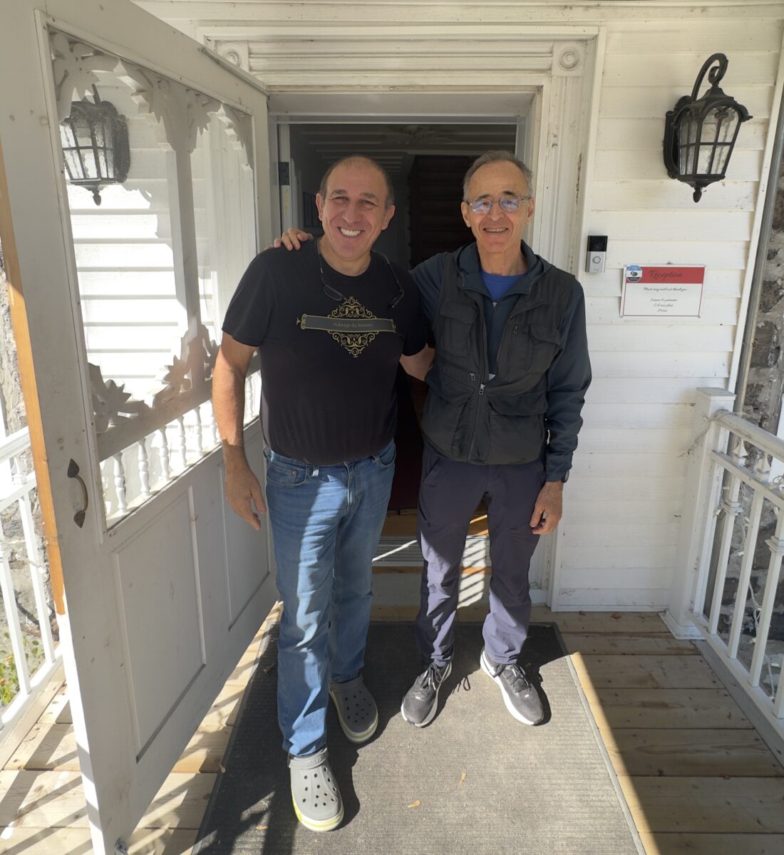 Un moment partagé devant l’entrée de l’Auberge du Manoir à Sainte-Anne-de-la-Pérade.